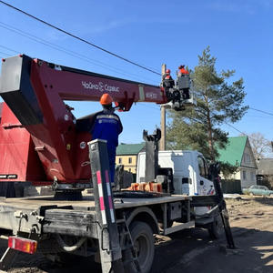 В Осташкове на улице 8 Марта меняют опоры и линии электропередач