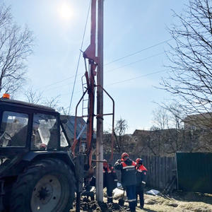 В Осташкове на улице 8 Марта меняют опоры и линии электропередач