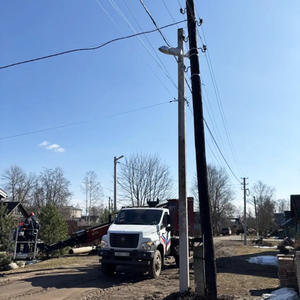 В Осташкове на улице 8 Марта меняют опоры и линии электропередач
