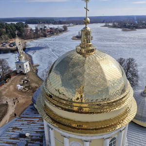 Золото над льдом, где тишина — главный звук
