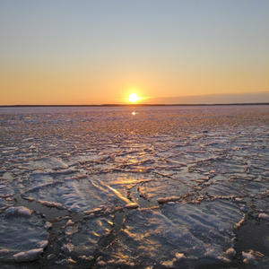 Солнце танцует на трещинах льда