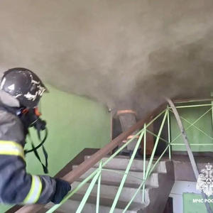 Пожарные спасли четырёх человек при пожаре в квартире на улице Урожайной в Осташкове