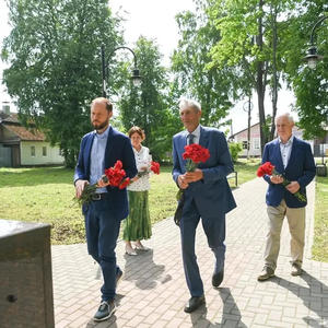 В Осташкове Виталий Королев побывал в школе №1, где в войну лечили его деда