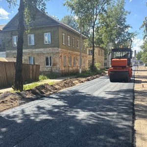 В Осташкове на Рабочей улице начали укладывать новый асфальт