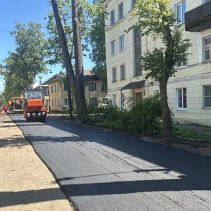 В Осташкове на Рабочей улице начали укладывать новый асфальт