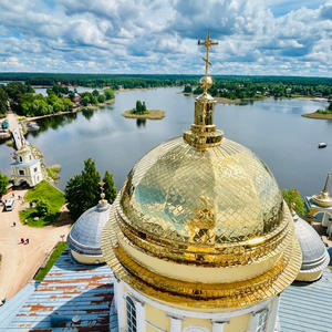 Золото купола над синевой озёрных плёсов