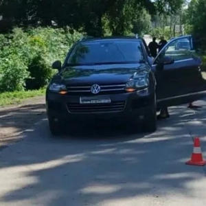 В Осташкове Volkswagen Touareg сбил женщину