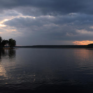 Сумеречный просвет над тёмной водой