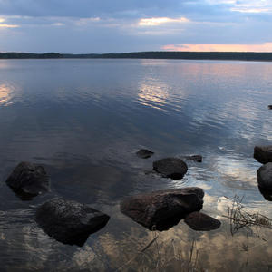 Камни слушают вечернюю воду