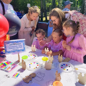 В Пено прошёл мастер-класс по росписи деревянных кукол