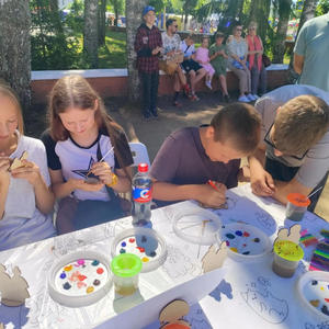 В Пено прошёл мастер-класс по росписи деревянных кукол